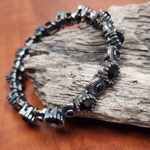 Stretch Bracelet With Shiny Black Glass Gems and Gunmetal Silver Toned Metal